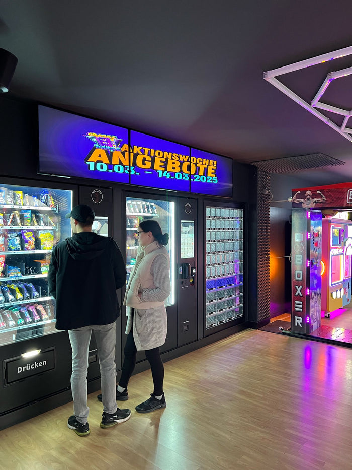 Kunden an einem Boxfreund-Automatenkiosk