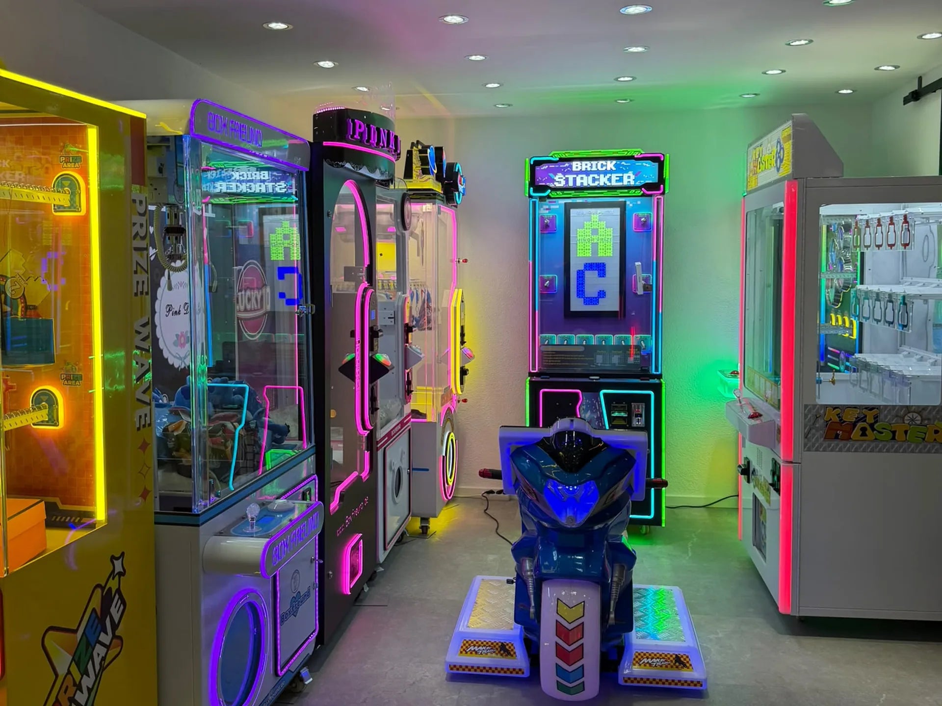 Boxfreund showroom in Langenfeld: claw machines, Brick Stacker and kids' motorbike ride